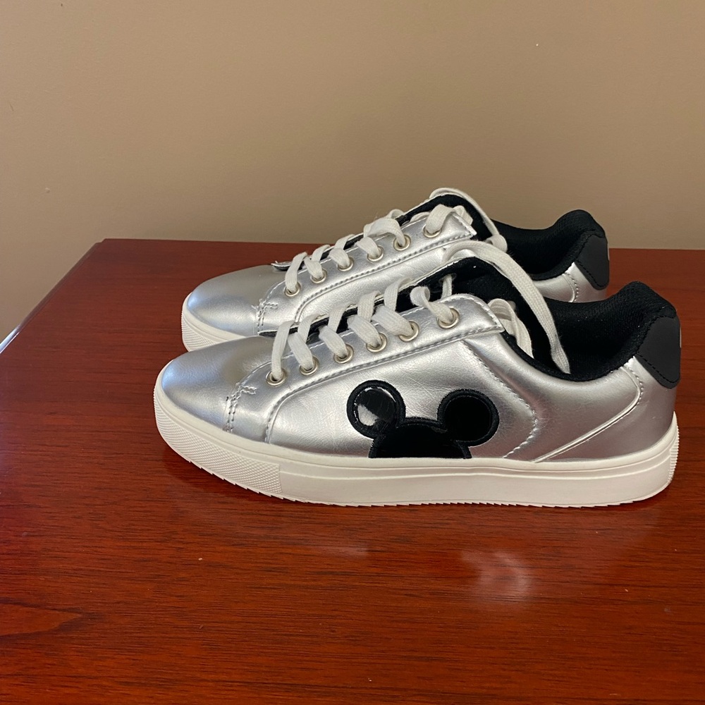 ALDI 2024 Disney Metallic Mickey Mouse Ladies Sneakers Women’s Sz 7